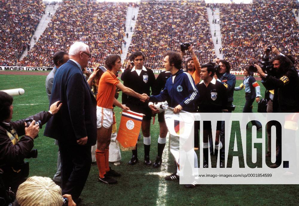 Begrüßung - Johan Cruyff (Niederlande, 2.v.li.) ) und Franz Beckenbauer (BR Deutschland, Mitte), daneben FIFA Ehrenpräsident Sir Stanley Rous (England, li.), Linienrichter Ramon Barreto (Uruguay, 3.v.li.), Linienrichter Alfonso Gonzalez Archundia (Mexiko) Fußball WM Herren Weltmeisterschaft 1974, Nationalmannschaft, Nationalteam, Nationaltrikot, Länderspiel, Finale Gruppe Schiedsrichterassistent, Schiedsrichter-Assistent München, Olympiastadion, Vdia