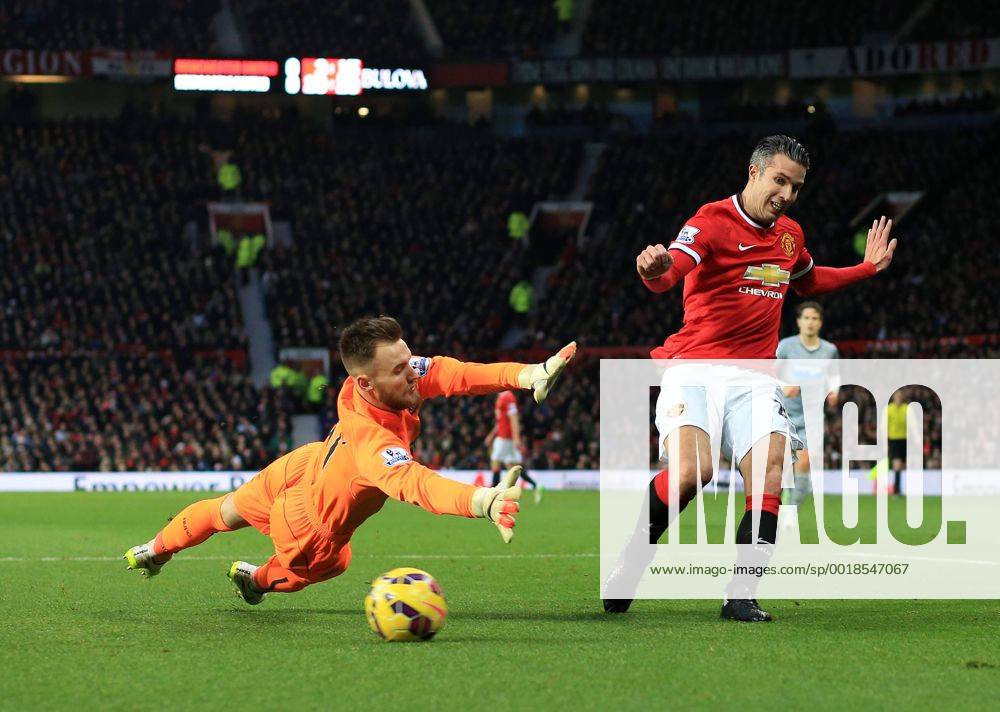 Manchester United ManU s Robin Van Persie puts his shot wide Barclays Premier League - Manchester United vs Newcastle United - Old Trafford - England - 26th December 2014 - Picture David Klein Sportimage .