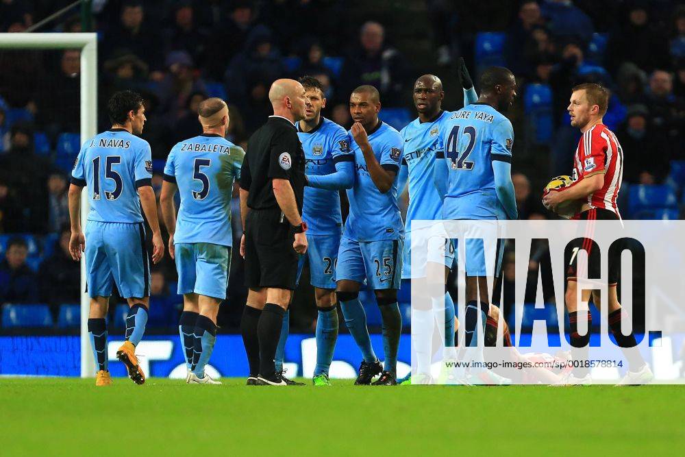 Manchester City confront the referee - Manchester City vs. Sunderland - Barclay s Premier League - Etihad Stadium - Manchester - 28 12 2014 Pic Philip Oldham Sportimage .