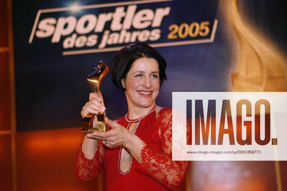 Uschi Disl (Deutschland) - Sportlerin des Jahres 2005 Biathlon Damen Wahl zum Sportler des Jahres 2005, Sportlerwahl, Gala, Sportgala, Ehrung, Auszeichnung, Vdig Einzelbild Baden Baden Freude,