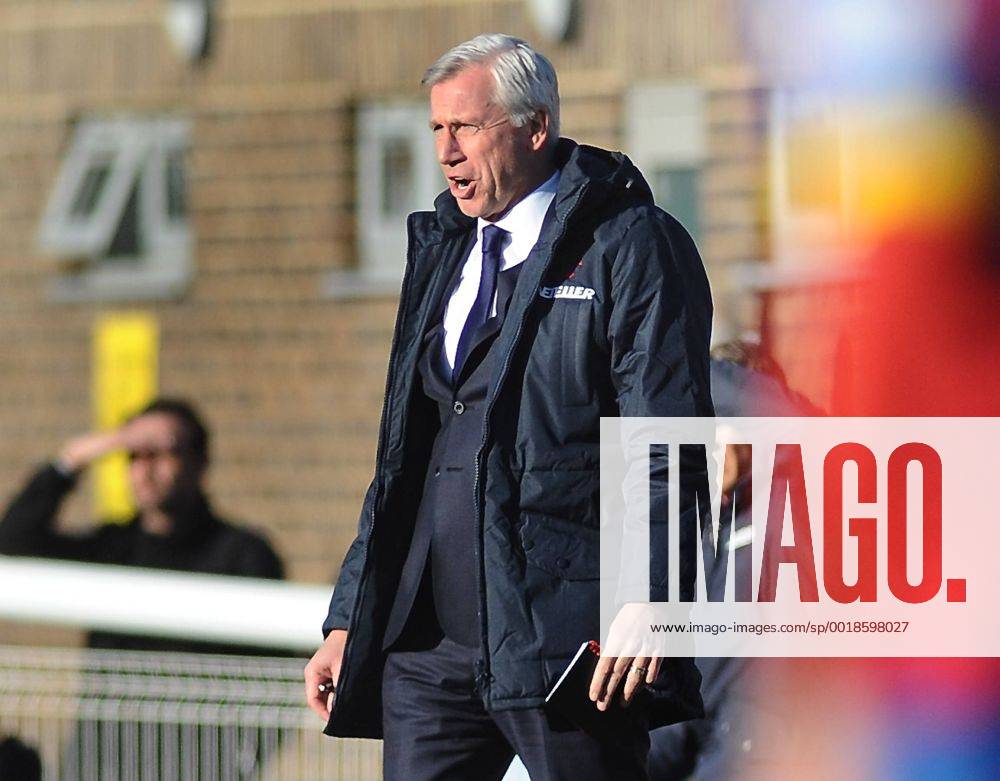 Football - 2014 2015 FA Cup - Third Round: Dover Athletic vs. Crystal Palace Palace manager Alan Pardew at the Crabble Athletic Ground. COLORSPORT ANDREW COWIE