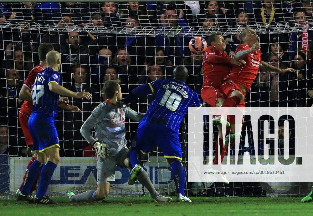 Aktuell Fußball, England, FA Cup, AFC Wimbledon - FC Liverpool Liverpool s Lucas Leiva and Martin Skrtel fail to clear to gift AFC Wimbledon their opening goal FA Cup Third Round - AFC Wimbledon - FC Liverpool - Kingsmeadow Stadium park - England - 5th January 2015 - .
