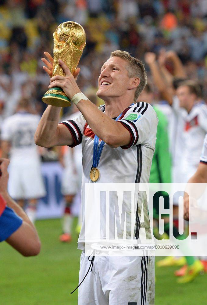 FUSSBALL WM 2014 FINALE Deutschland - Argentinien 13.07.2014 DEUTSCHLAND FEIERT DEN WM TITEL 2014: Bastian Schweinsteiger jubelt mit dem WM Pokal