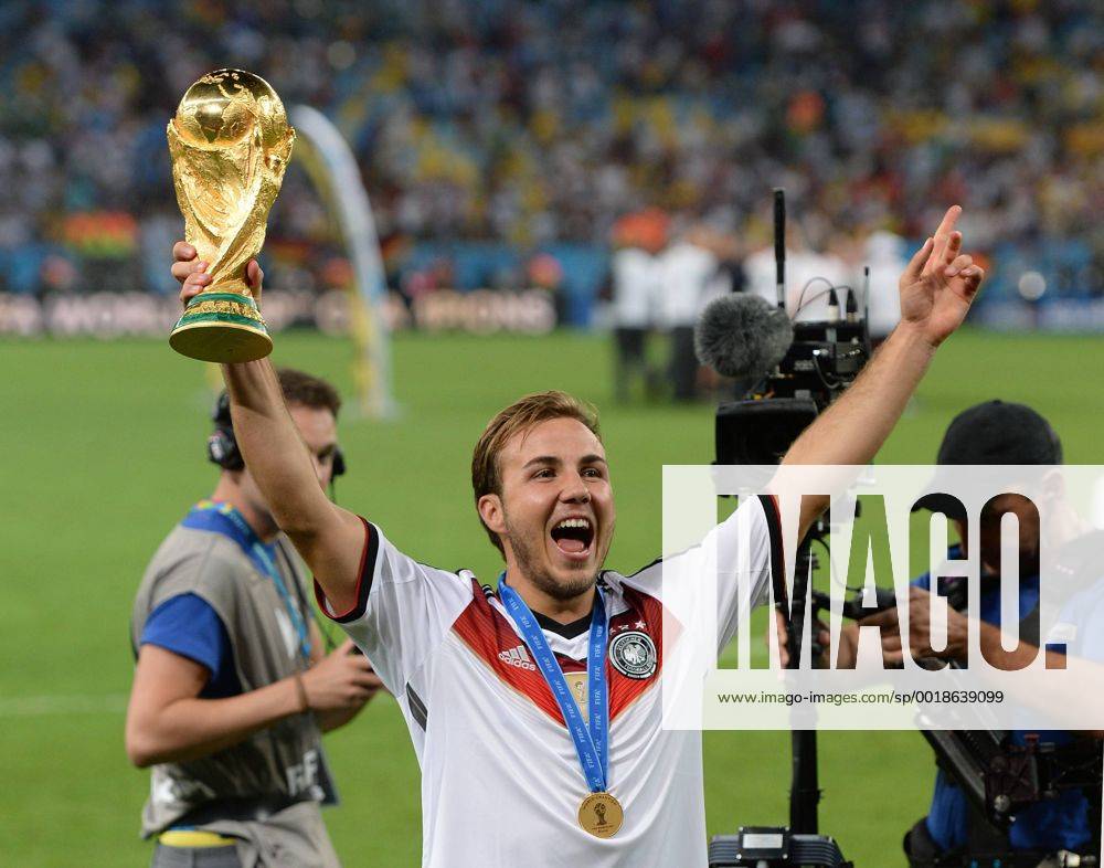 FUSSBALL WM 2014 FINALE Deutschland 1-0 Argentinien 13.07.2014 DEUTSCHLAND FEIERT DEN WM TITEL 2014: Matchwinner, Torschütze zum 1-0 Sieg, Mario Götze jubelt mit dem WM Pokal