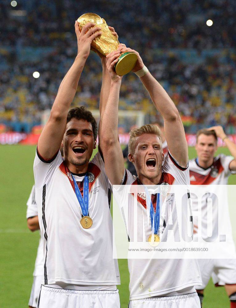 FUSSBALL WM 2014 FINALE Deutschland - Argentinien 13.07.2014 DEUTSCHLAND FEIERT DEN WM TITEL 2014: Mats Hummels (li) und Andre Schürrle jubeln mit dem WM Pokal