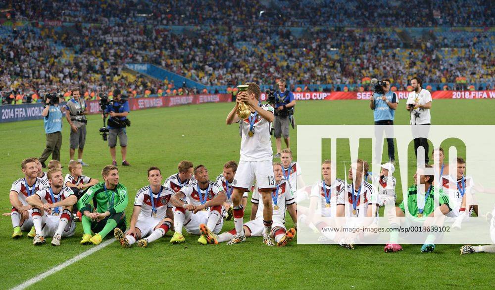 FUSSBALL WM 2014 FINALE Deutschland - Argentinien 13.07.2014 DEUTSCHLAND FEIERT DEN WM TITEL 2014: TEAMJUBEL; Spassvogel Thomas Mueller (Mitte) mit WM Pokal