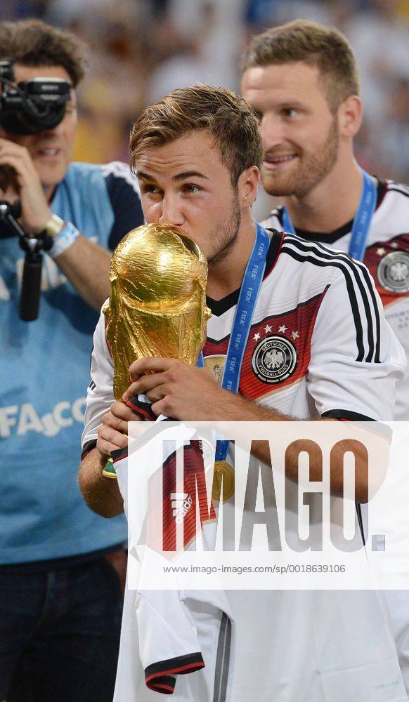 FUSSBALL WM 2014 FINALE Deutschland - Argentinien 13.07.2014 DEUTSCHLAND FEIERT DEN WM TITEL 2014: Matchwinner, Torschütze zum 1-0 Sieg, Mario Götze küsst den WM Pokal