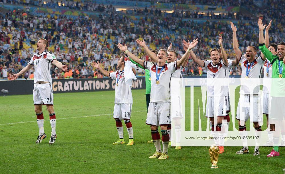 FUSSBALL WM 2014 FINALE Deutschland - Argentinien 13.07.2014 DEUTSCHLAND FEIERT DEN WM TITEL 2014: JUBEL; Per Mertesacker, Mario Götze, Bastian Schweinsteiger, Shkodran Mustafi, Kevin Grosskreutz, Benedikt Höwedes und Torwart Roman Weidenfeller (v.li.) mit WM Pokal