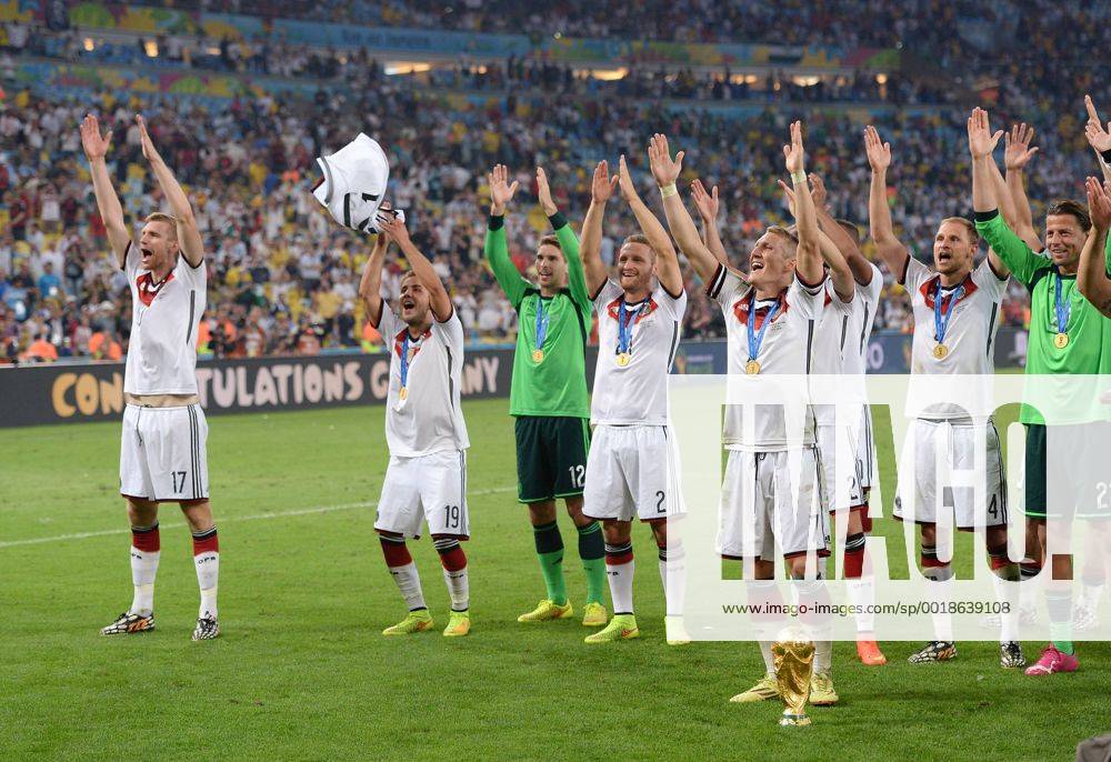 FUSSBALL WM 2014 FINALE Deutschland - Argentinien 13.07.2014 DEUTSCHLAND FEIERT DEN WM TITEL 2014: JUBEL; Per Mertesacker, Mario Götze, Torwart Ron-Robert Zieler, Shkodran Mustafi, Bastian Schweinsteiger, Benedikt Höwedes und Torwart Roman Weidenfeller (v.li.) mit WM Pokal