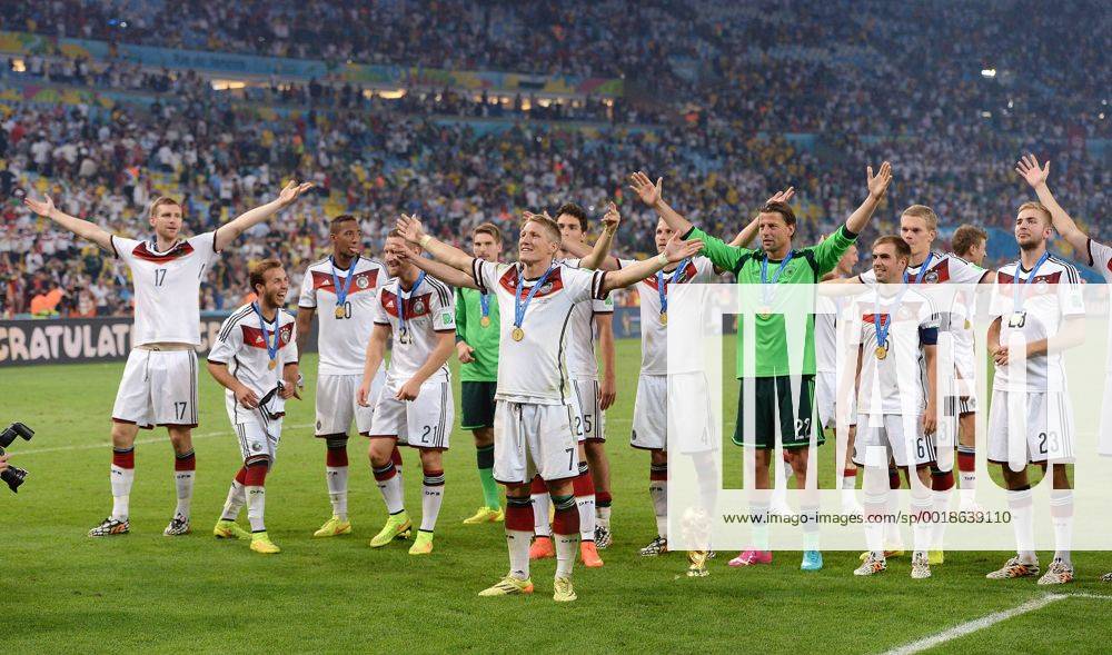 FUSSBALL WM 2014 FINALE Deutschland - Argentinien 13.07.2014 DEUTSCHLAND FEIERT DEN WM TITEL 2014: JUBEL; Per Mertesacker, Mario Götze, Jerome Boateng, Shkodran Mustafi, Torwart Ron-Robert Zieler, Mats Hummels, Bastian Schweinsteiger, Benedikt Höwedes, Torwart Roman Weidenfeller, Philipp Lahm, Matthias Ginter und Christoph Kramer (v.li.) mit WM Pokal