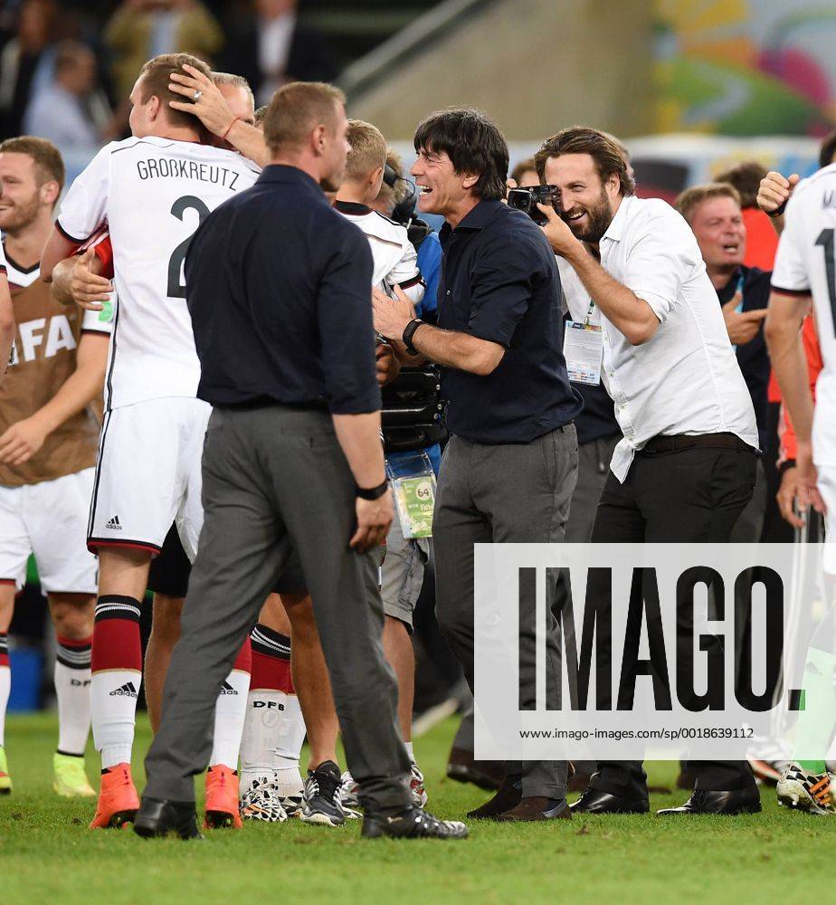FUSSBALL WM 2014 FINALE Deutschland - Argentinien 13.07.2014 DEUTSCHLAND FEIERT DEN WM TITEL 2014: JUBEL Trainer Joachim Loew (Mitte) fotografiert von Paul Ripke (re)