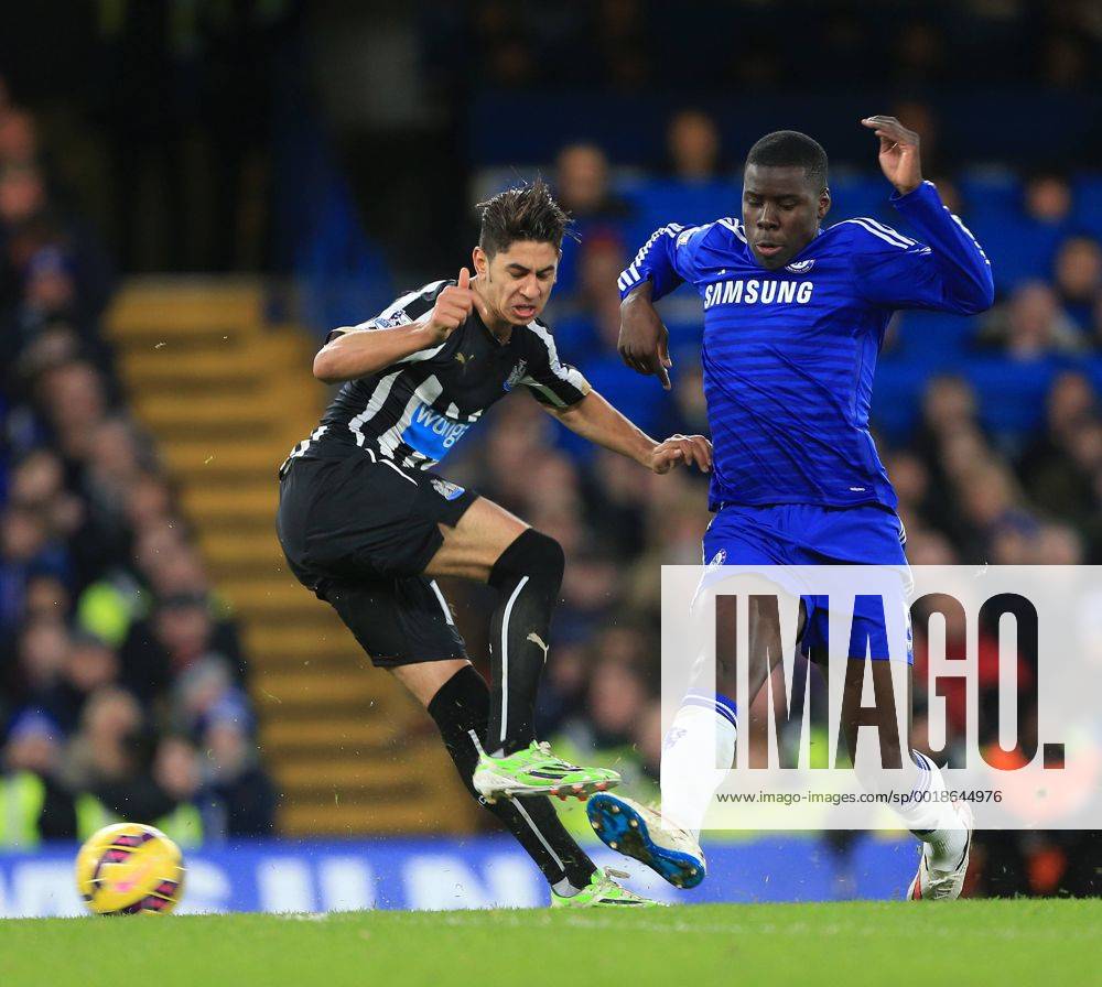 Chelsea s Kurt Zouma tussles with Newcastle s Ayoze Perez Premier League - Chelsea vs Newcastle United - Stamford Bridge - England - 10th January 2015 - Picture David Klein Sportimage .