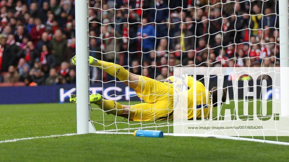 Football - 2014 2015 - Barclays Premier League, - Arsenal Vs Stoke City, Stoke City s Asmir Begovic dives to his right to stop Arsenal s AlexisSanchez shot at The Emirates Stadium ARS_STO