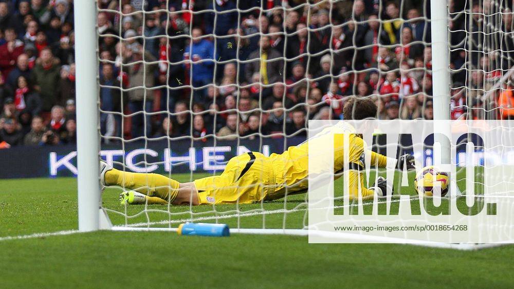 Football - 2014 2015 - Barclays Premier League, - Arsenal Vs Stoke City, at The Emirates Stadium COLORSPORT DANIEL BEARHAM ARS_STO