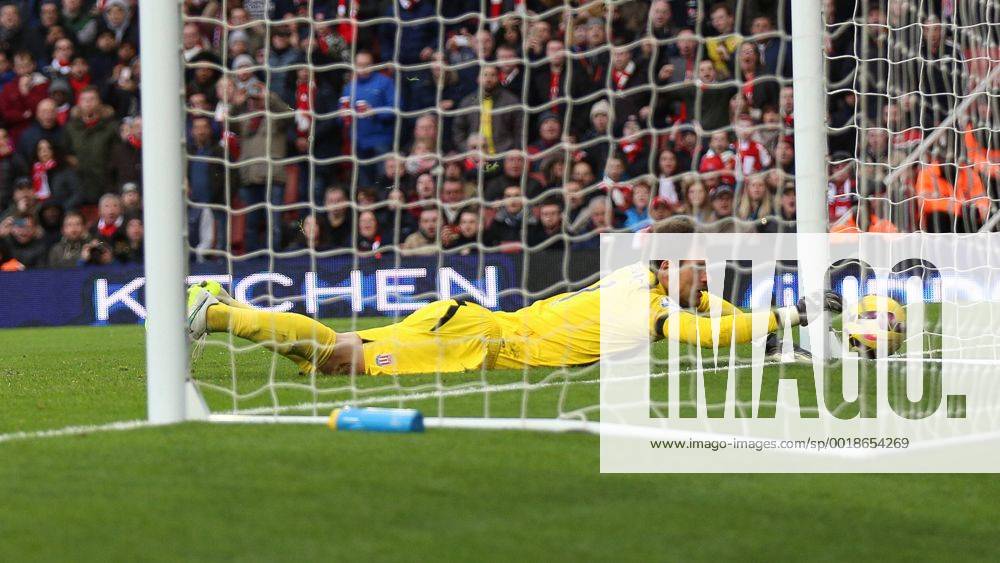Football - 2014 2015 - Barclays Premier League, - Arsenal Vs Stoke City, Stoke City s Asmir Begovic tries to claw the ball back form the goal line at The Emirates Stadium COLORSPORT DANIEL BEARHAM ARS_STO