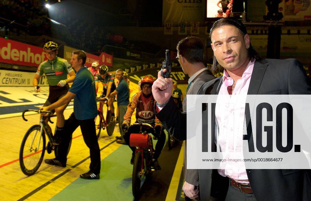 GER, Sixdays Bremen 12.01.2015, ÖVB Arena, Bremen, GER, Sixdays Bremen, im Bild Tim Wiese startet das Derny-Rennen nphxFrisch