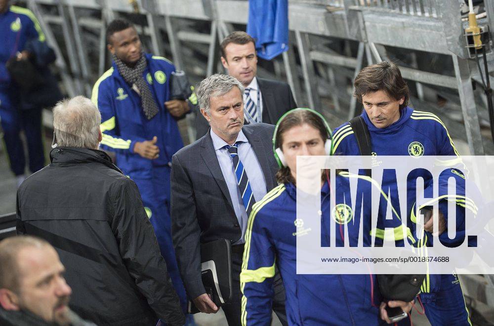 Trainer Jose MOURINHO (Chelsea mitte) auf dem Weg in Stadion, Fussball Champions League, Vorrunde 5. Spieltag, FC Schalke 04 (GE) - FC Chelsea 0:5, am 25.11.2014 in Gelsenkirchen Deutschland.