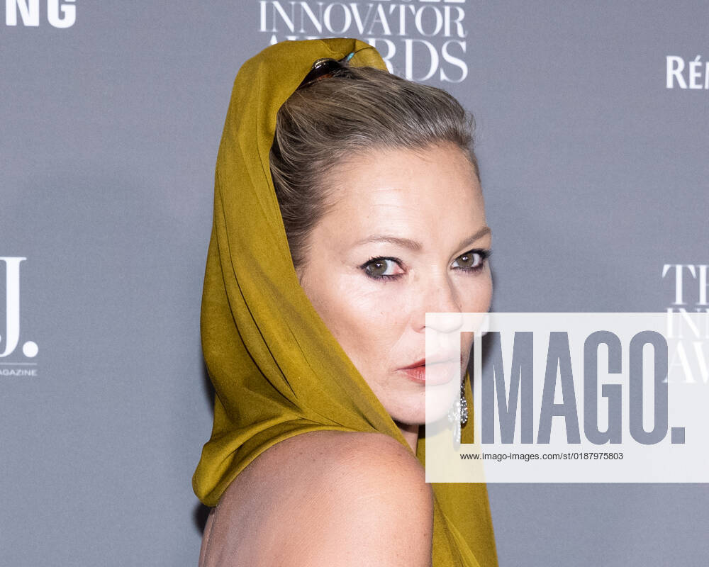 Kate Moss arrives on the red carpet for the WSJ. Magazine Innovator Awards 2022 at the Museum of Modern Art in New York, NY, on Wednesday, Nov 2, 2022. 1 NYP20221102506 GabrielexHoltermann
