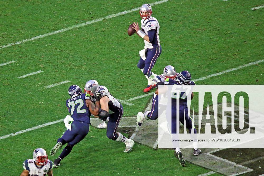 Sebastian Vollmer (76, Patriots) blockt DE Michael Bennett (72, Seahawks) und verschafft QB Tom Brady (12 Patriots) Zeit - Super Bowl XLIX, Seattle Seahawks vs. New England Patriots, University of Phoenix Stadium, Phoenix