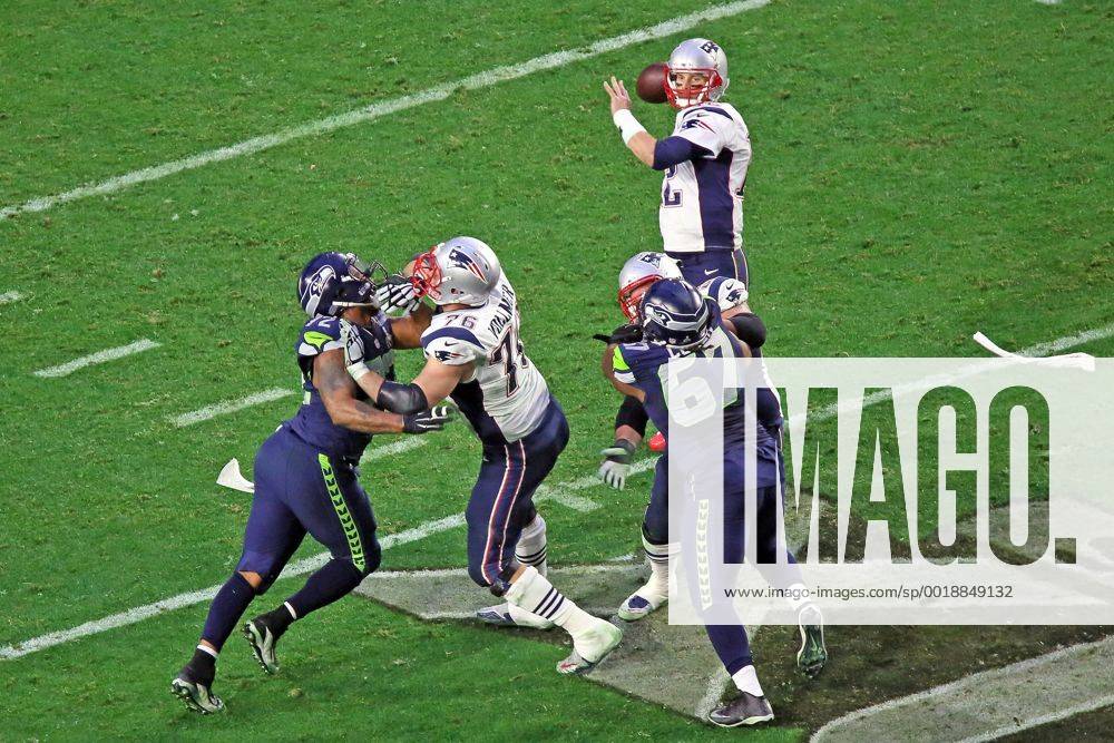 Sebastian Vollmer (76, Patriots) blockt DE Michael Bennett (72, Seahawks) und verschafft QB Tom Brady (12 Patriots) Zeit - Super Bowl XLIX, Seattle Seahawks vs. New England Patriots, University of Phoenix Stadium, Phoenix