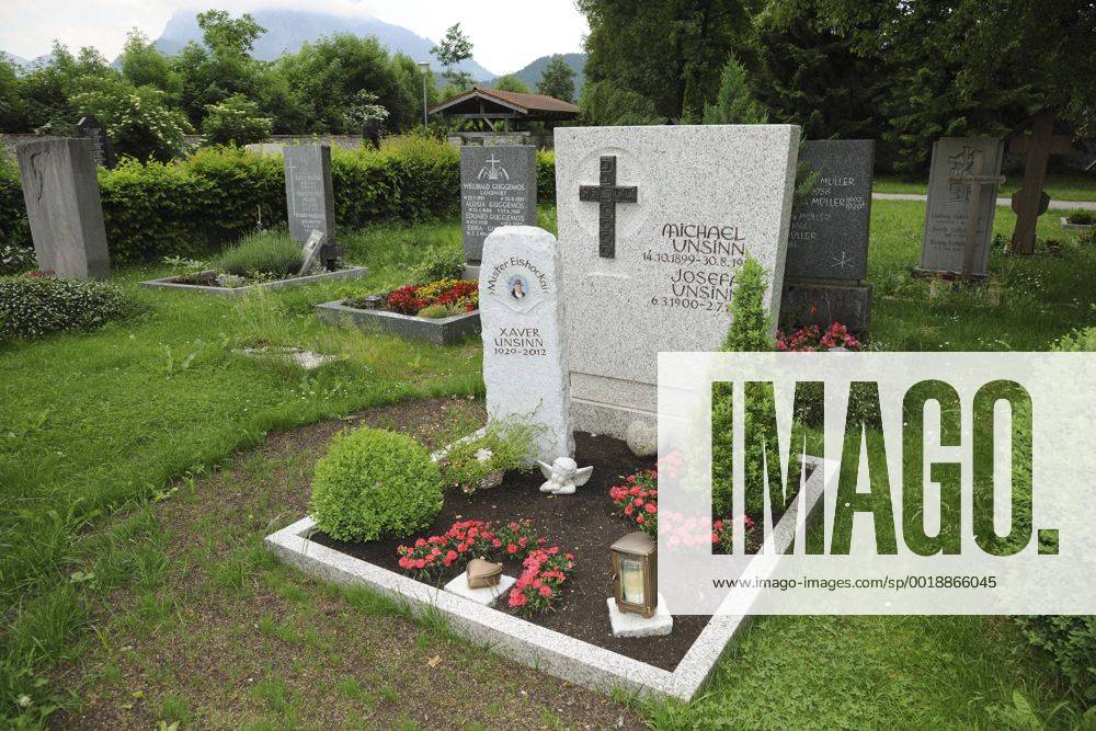 GRAB VON XAVER UNSINN AUF DEM WALDFRIEDHOF IN FUESSEN