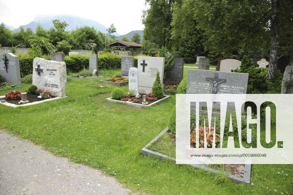 GRAB VON XAVER UNSINN AUF DEM WALDFRIEDHOF IN FUESSEN