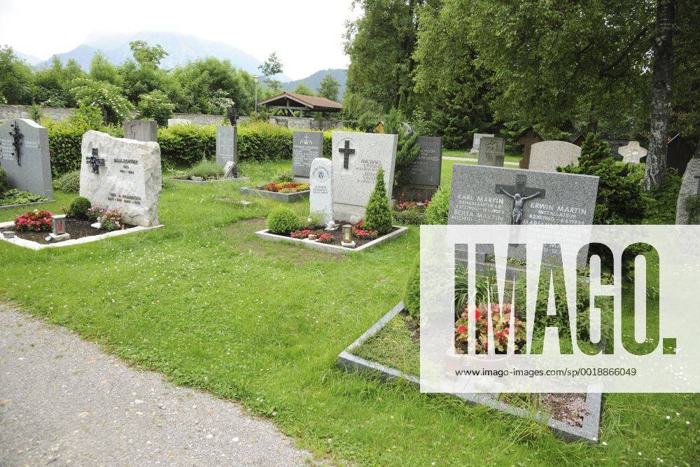 GRAB VON XAVER UNSINN AUF DEM WALDFRIEDHOF IN FUESSEN