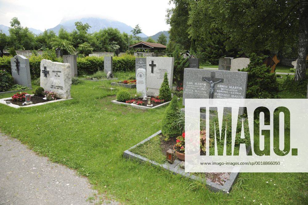 GRAB VON XAVER UNSINN AUF DEM WALDFRIEDHOF IN FUESSEN