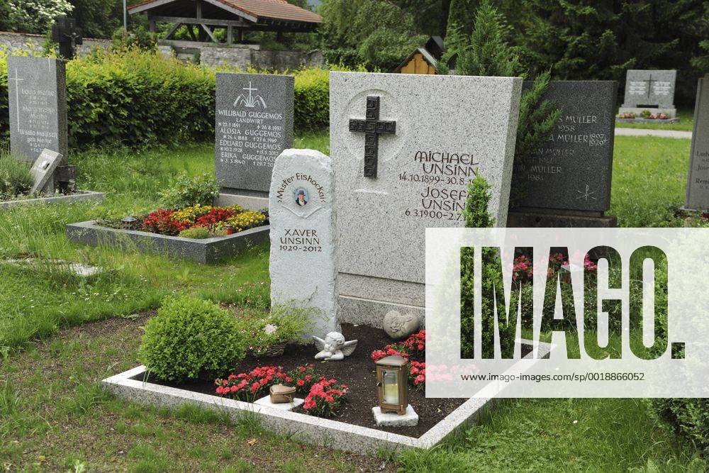 GRAB VON XAVER UNSINN AUF DEM WALDFRIEDHOF IN FUESSEN