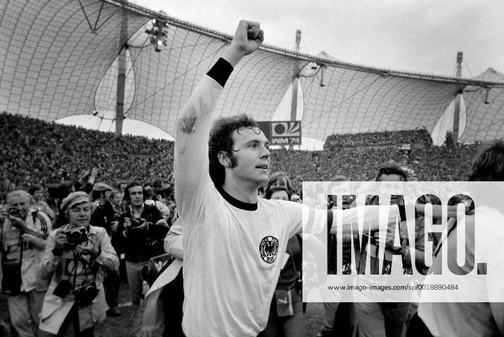Fussball Weltmeisterschaft 1974 Finale Deutschland - Holland 07.07.1974 Franz BECKENBAUER (Deutschland) jubelt über den Weltmeistertitel. MODELxRELEASExx