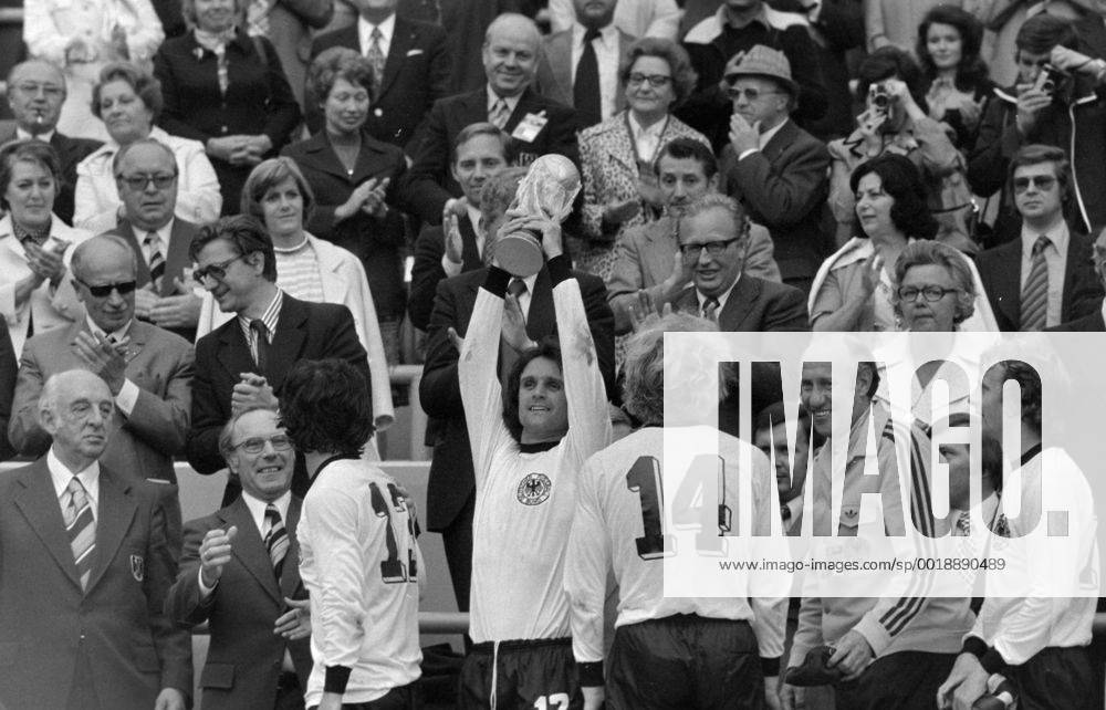 Fussball Weltmeisterschaft 1974 Finale Deutschland - Holland 07.07.1974 Deutschland ist Weltmeister; DFB Praesident Hermann GOESSMANN (links) Gerd MUELLER (Nr. 14), Wolfgang OVERATH jubelt mit dem WM-Pokal. , Uli HOENESS (Nr. 14), Bundestrainer Helmut SCHOEN sowie Bernd HOELZENBEIN (v.li.) freuen sich mit. MODELxRELEASExx