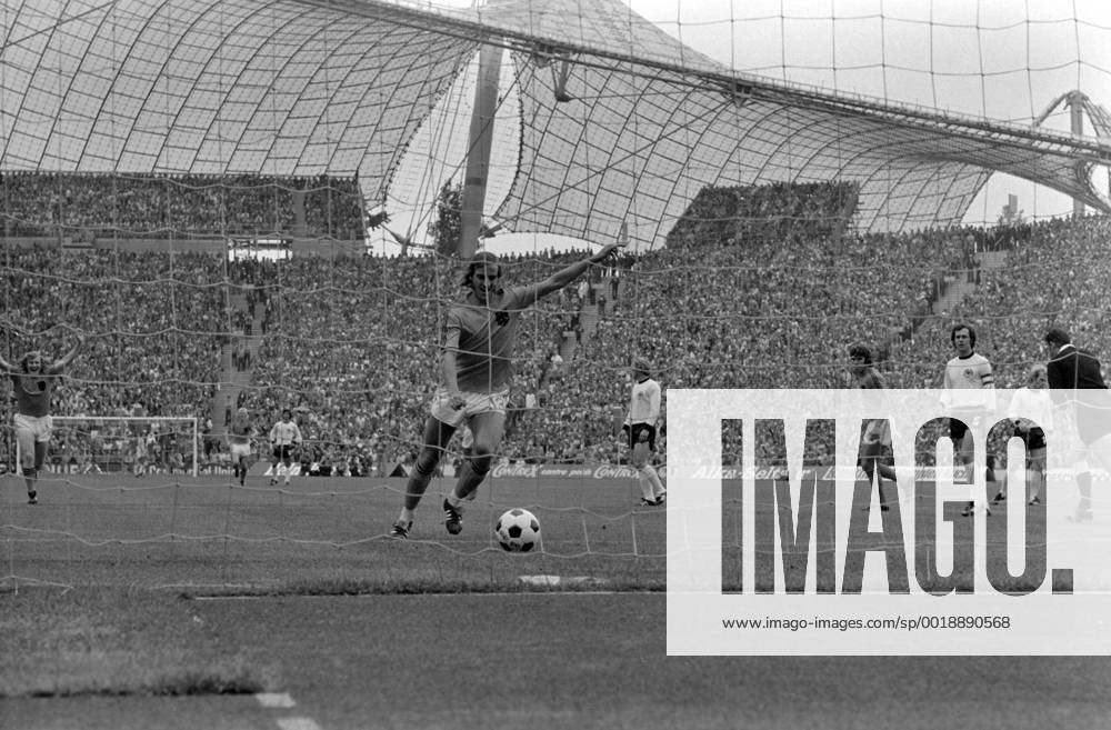 Fussball Weltmeisterschaft 1974 Finale Deutschland - Holland 07.07.1974 Johan NEESKENS (Holland) trifft per Elfmeter zum 0:1. MODELxRELEASExx