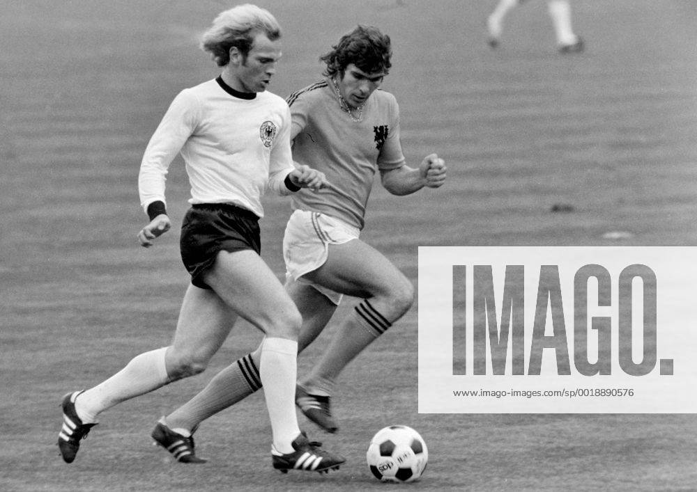 Fussball Weltmeisterschaft 1974 Finale Deutschland - Holland 07.07.1974 Uli HOENESS (Deutschland links) gegen Willem VAN HANEGEM (Holland) MODELxRELEASExx
