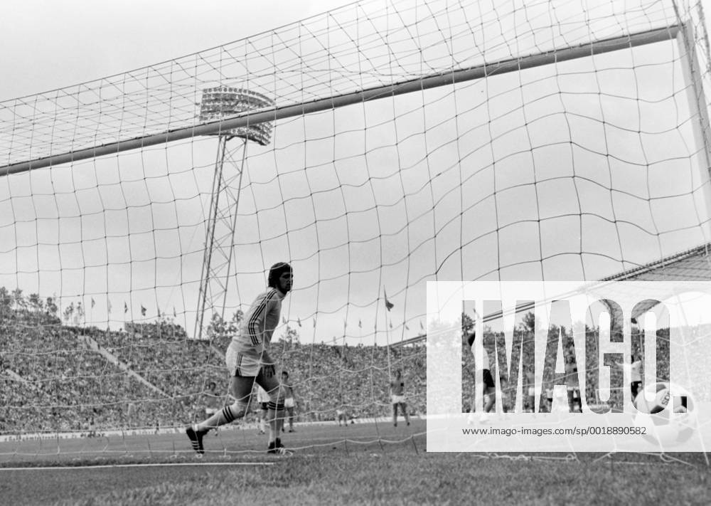 Fussball Weltmeisterschaft 1974 Finale Deutschland - Holland 07.07.1974 Paul BREITNER (Deutschland hinten) erzielt das Tor zum 1:1 gegen Torwart Jan JONGBLOED (li, Holland) MODELxRELEASExx