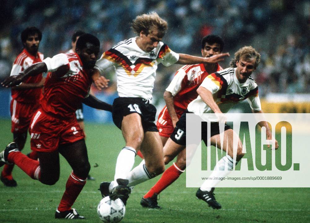 Jürgen Klinsmann (BR Deutschland, 2.v.li.) setzt sich gegen Khaleel Ghanim Mubarak (Vereinigte Arabische Emirate, li.) durch, daneben Rudi Völler (BR Deutschland, re.) und Hussain Hassan Mohamed (Vereinigte Arabische Emirate, 2.v.re.) Fußball WM Herren Weltmeisterschaft 1990, Nationalmannschaft, Nationalteam, Nationaltrikot, Länderspiel, Gruppe D Gruppe Mailand Dynamik, Kampf,