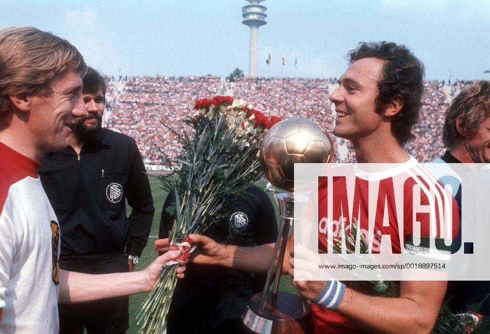 Franz Beckenbauer (FC Bayern München), Fußballer des Jahres 1976, Gerd Zewe (Fortuna Düsseldorf) gratuliert