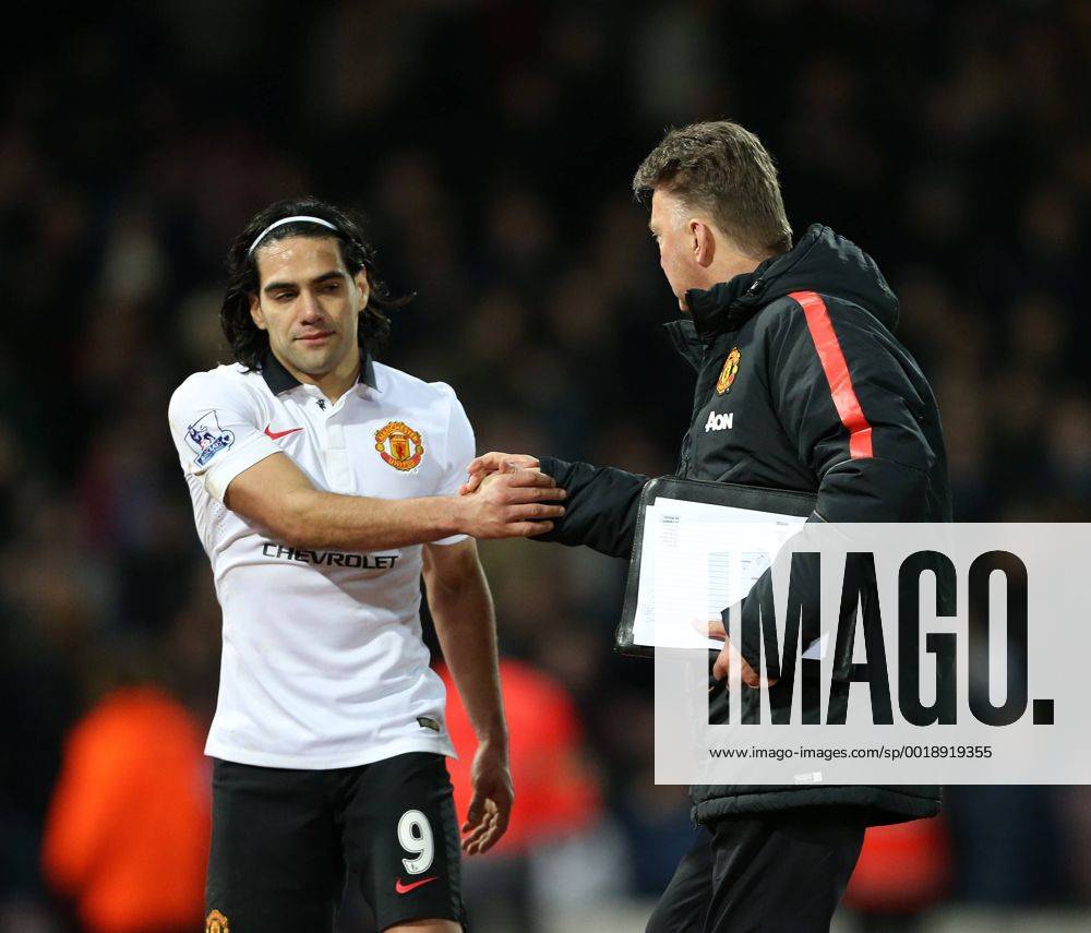 Aktuell Fußball, England, Premier League, West Ham United - Manchester United Manchester United ManU s Radamel Falcao shakes hands with Louis Van Gaal Barclays Premier League- West Ham United vs Manchester United - Upton Park - England - 8th February 2015 - Picture David Klein Sportimage .