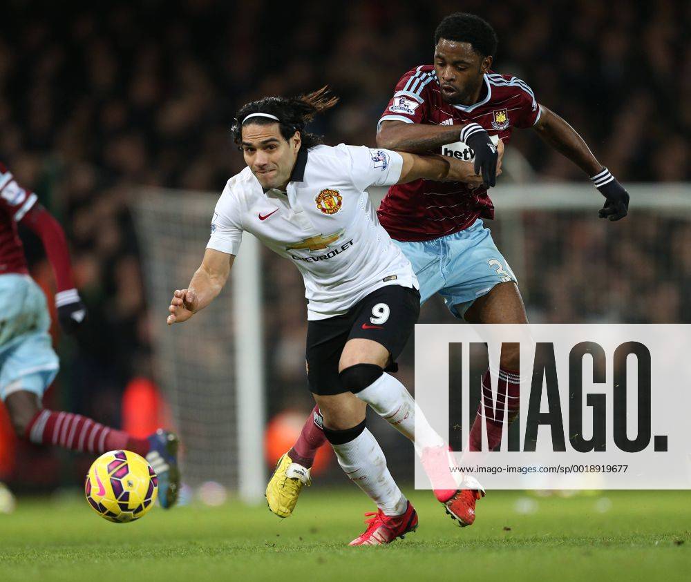 Aktuell Fußball, England, Premier League, West Ham United - Manchester United West Ham s Alex Song tussles with Manchester United ManU s Radamel Falcao Barclays Premier League- West Ham United vs Manchester United - Upton Park - England - 8th February 2015 - Picture David Klein Sportimage .