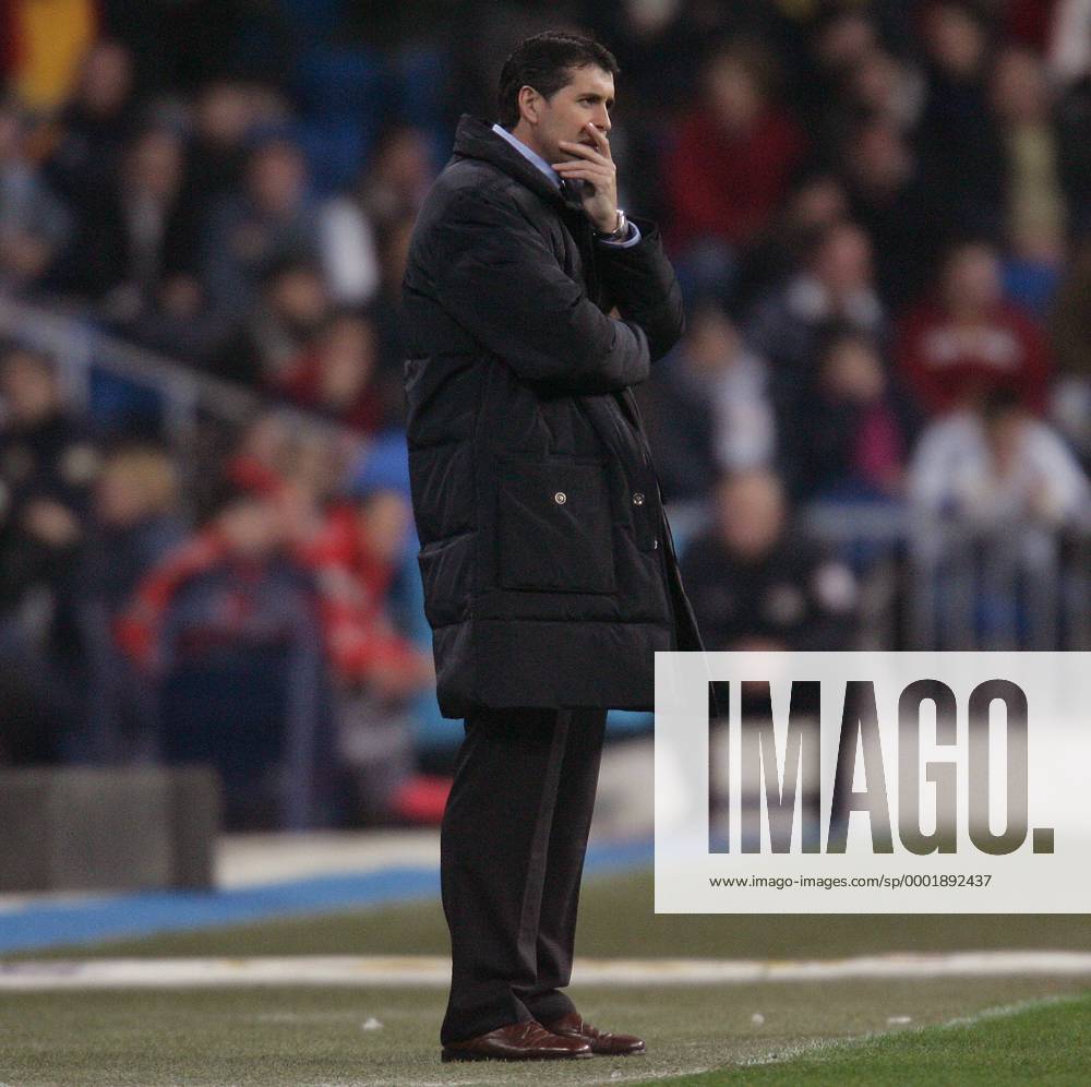 Trainer Juan Ramon Lopez Caro (Real Madrid) nachdenklich - Fußball Herren Copa del Rey 2005 2006, Spanischer Pokal, Pokalspiel, Real Madrid CF Einzelbild Madrid Nachdenklichkeit,