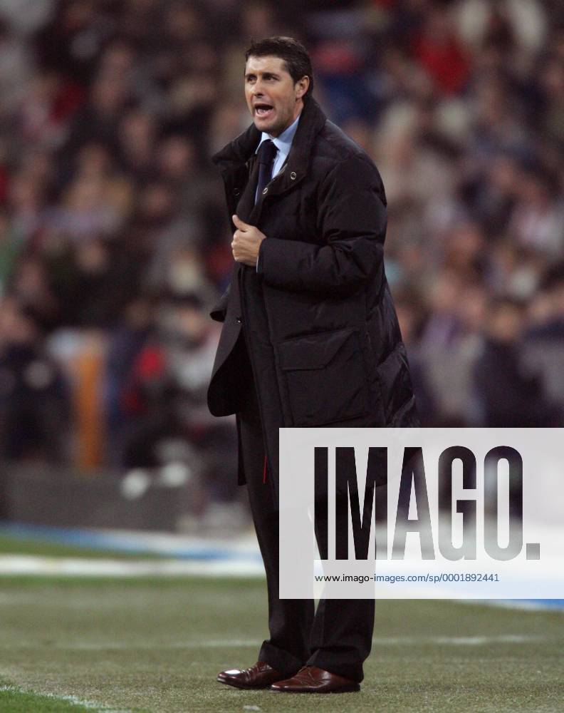 Trainer Juan Ramon Lopez Caro (Real Madrid) gibt lautstark Anweisungen - Fußball Herren Copa del Rey 2005 2006, Spanischer Pokal, Pokalspiel, Real Madrid CF Einzelbild Madrid