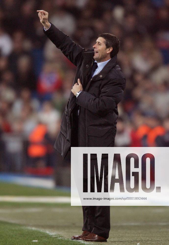 Trainer Juan Ramon Lopez Caro (Real Madrid) gibt Anweisungen - Fußball Herren Copa del Rey 2005 2006, Spanischer Pokal, Pokalspiel, Real Madrid CF Einzelbild Madrid