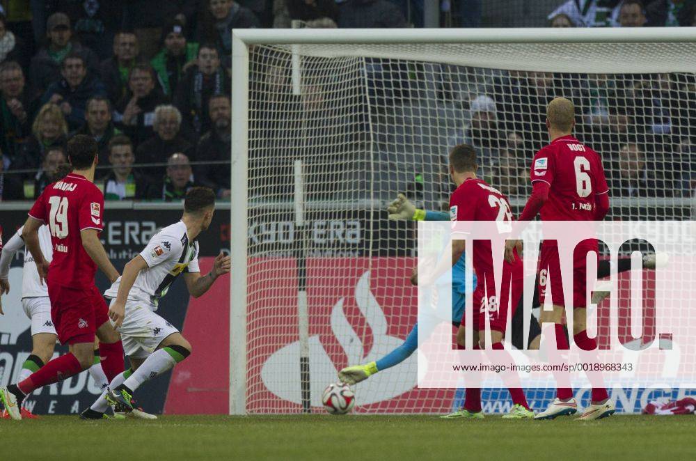 Mönchengladbach, Deutschland, 1.Fussball Bundesliga - Saison 2014 2015, Borussia Mönchengladbach - 1.FC Köln, Gladbachs Granit Xhaka erzielt gegen Kölns Timo Horn das 1:0