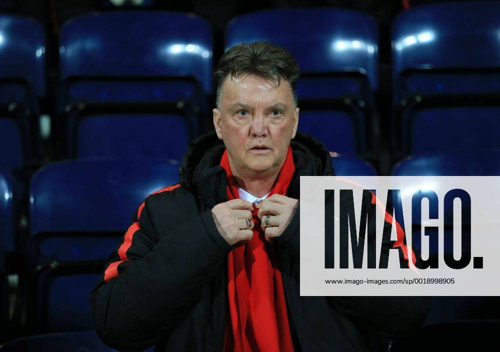 Manchester United ManU s Louis Van Gaal looks on FA Cup - Preston North End vs Manchester United - Deepdale - England - 16th February 2015 - Picture David Klein Sportimage .