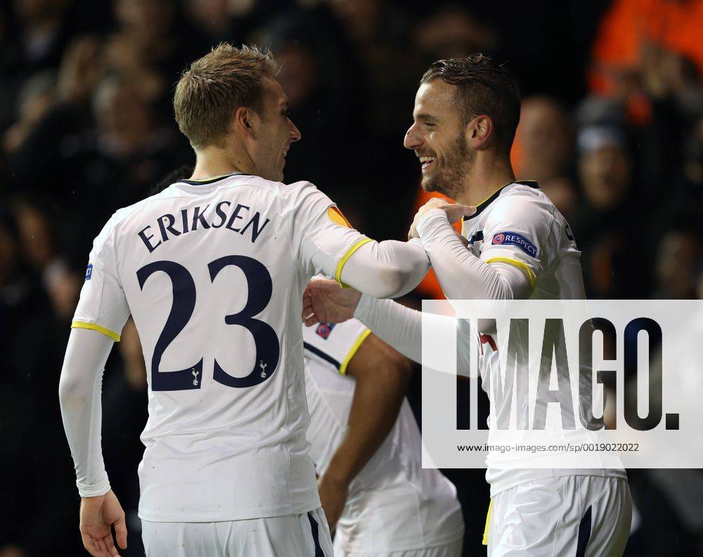Tottenham s Roberto Soldado celebrates scoring his sides opening goal Europa League - Tottenham Hotspur - AC Florenz (ACF Fiorentina) - White Hart Lane - England - 19th February 2015 - .