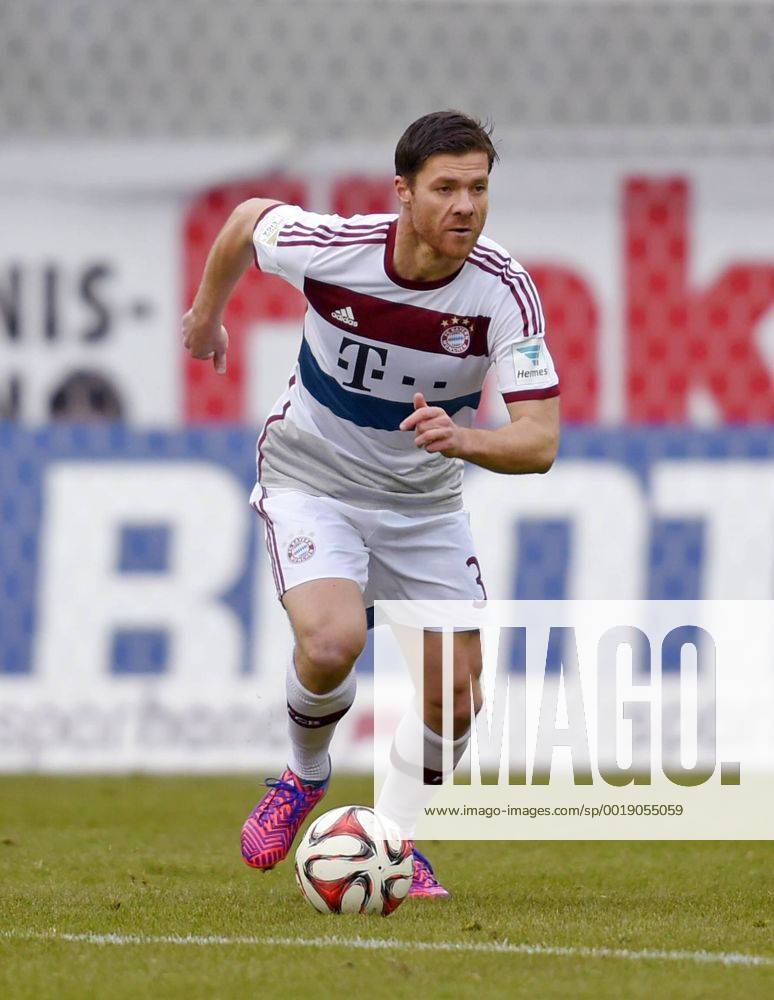 Fussball 1.Bundesliga 2014 2015, 22.Spieltag, SC Paderborn 07 - FC Bayern München, in der Benteler-Arena Paderborn, Xabi Alonso (Bayern München) am Ball.