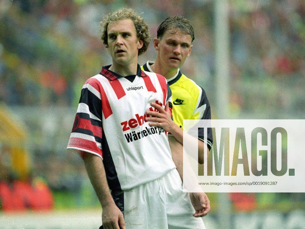 Borussia Dortmund - SC Freiburg 3:2 18.05.1996 Jörg Schmadtke als Feldspieler wird von Bodo Schmidt bewacht HM