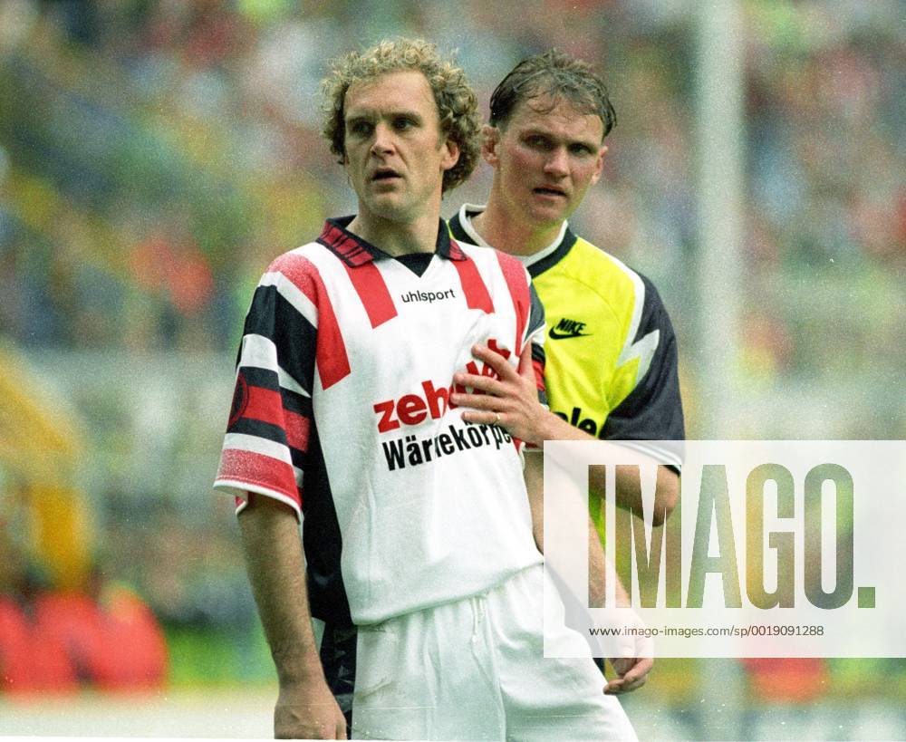 Borussia Dortmund - SC Freiburg 3:2 18.05.1996 Jörg Schmadtke als Feldspieler wird von Bodo Schmidt bewacht HM