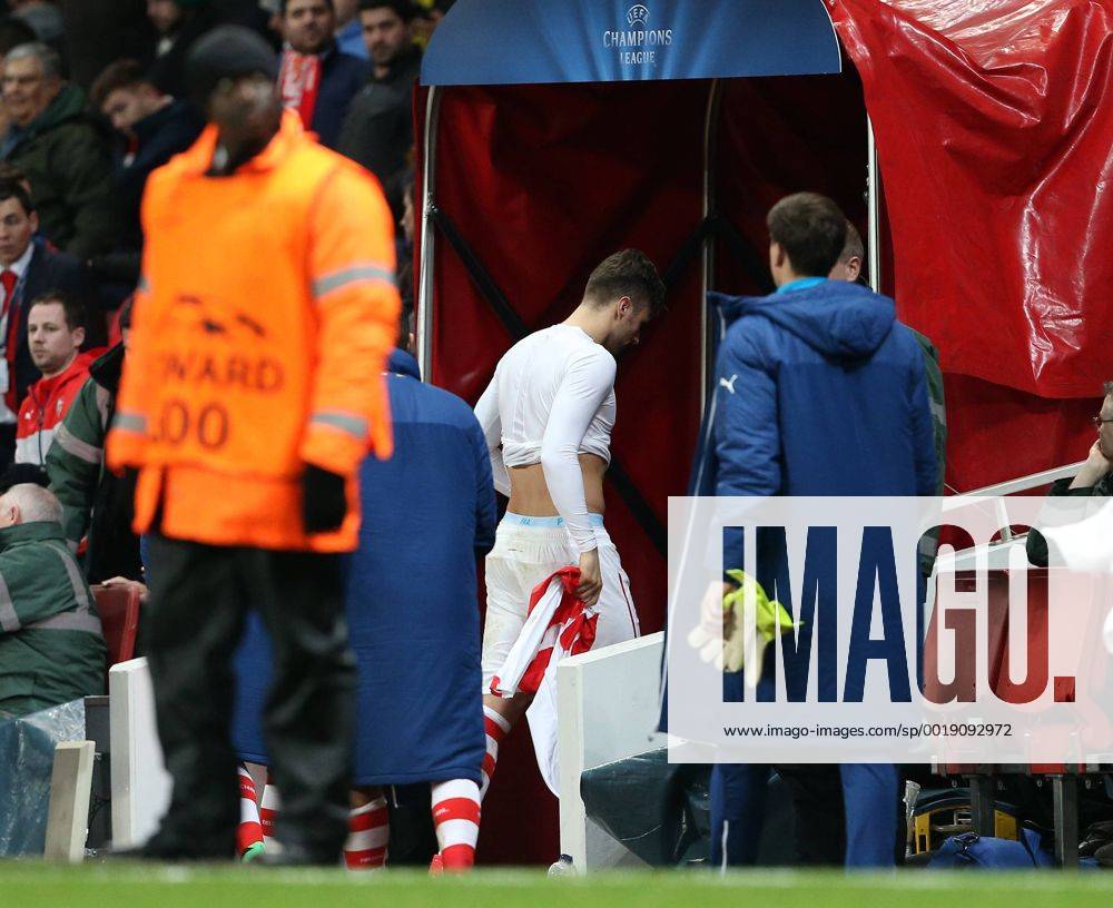 Arsenal s Olivier Giroud looks on dejected after the final whistle Champions League - Arsenal vs AS Monaco - Emirates Stadium - England - 25th February 2015 - Picture David Klein Sportimage .