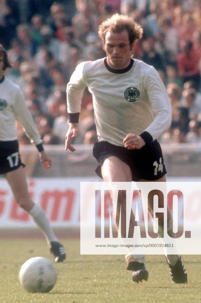 Uli Hoeneß (BR Deutschland) am Ball Fußball WM Herren Weltmeisterschaft 1974, Nationalmannschaft, Nationalteam, Nationaltrikot, Länderspiel, Gruppe 2 Einzelbild Düsseldorf Dynamik,