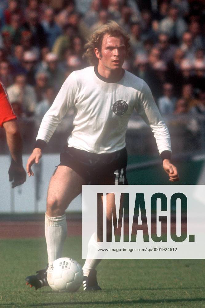 Uli Hoeneß (BR Deutschland) am Ball Fußball WM Herren Weltmeisterschaft 1974, Nationalmannschaft, Nationalteam, Nationaltrikot, Länderspiel, Gruppe A Einzelbild Berlin